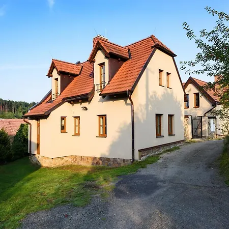 Βίλα In Varva Ov With Garden And Barbecue
